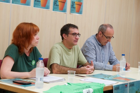 Alícia Martí (directora de l'Allioli), Marc Candela (coordinador Acció Sindical STEPV) i Ferran Suay (Coordinador Política Lingüística STEPV) presenten l'Allioli