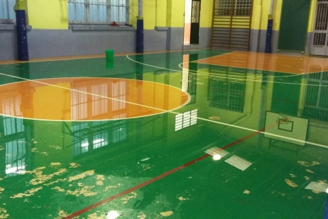 Gimnàs d'un centre educatiu inundat per les pluges