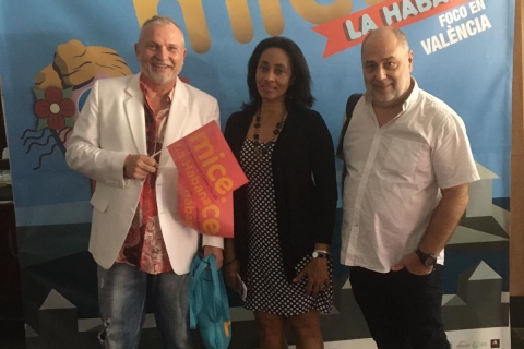 Josep Arbiol i Niurka González, amb Vicent Mauri, representant de STEPV al MICE Havana