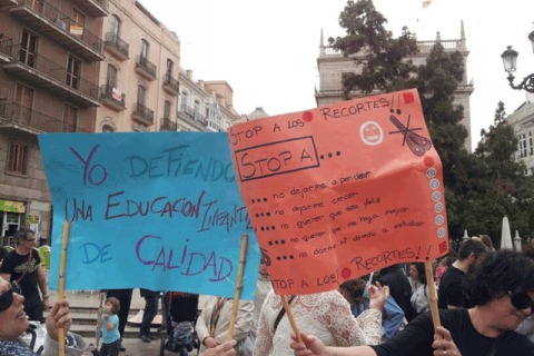 Concentració de les escoletes en la plaça de la Mare de Déu de València