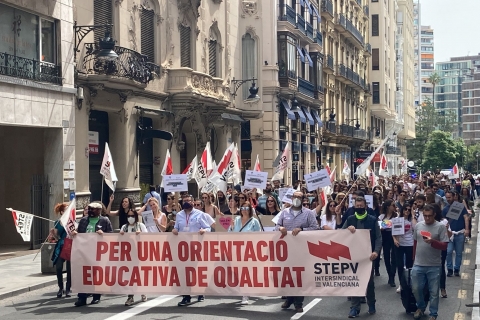 Centenars de persones es manifestes per l'Orientació Educativa pels carrers de València