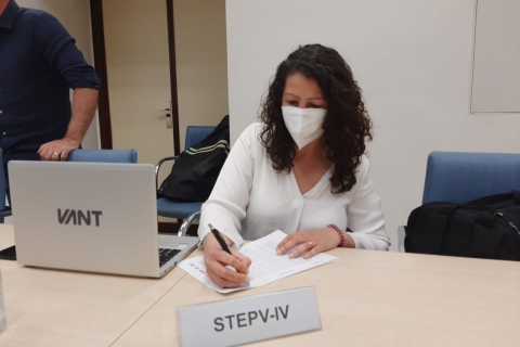 Núria López, membre del Secretariat Nacional de STEPV, signa l'acord en la Mesa Sectorial