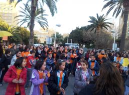 Els representants de STEPV a l'arribada dels pares i mares del Ciutat d'Oviedo a València