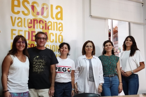 Reunió de STEPV i Escola Valenciana a la seu d'aquesta darrera entitat