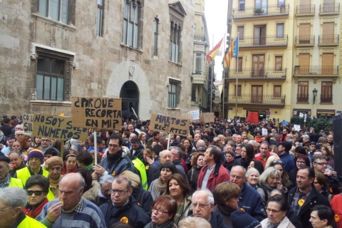 Un moment de la concentració en la Plaça Manises de València