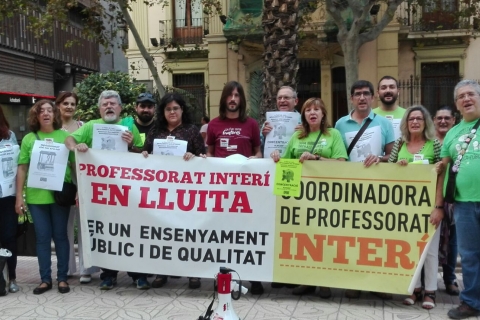 Professorat interí concentrat ahir a Alacant reivindicant l'abonament de les nòmines de setembre i dels sexennis