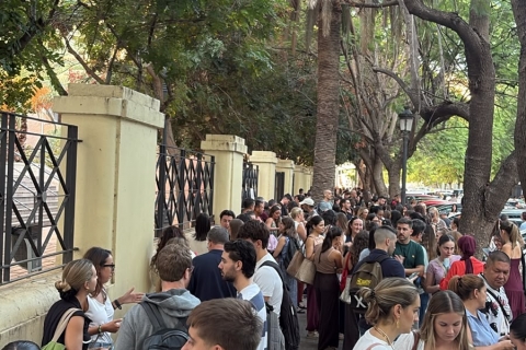 Aspirants esperant la crida a la porta del tribunal a València