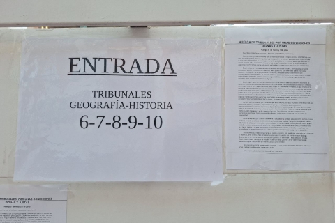 Cartell explicatiu dels motius de la vaga en un tribunal d'oposicions