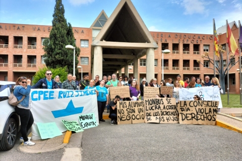 Un moment de la concentració aquest matí a Conselleria per la nefasta gestió del transport escolar