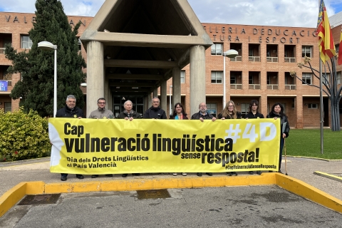 Representants de les entititats, entre les quals STEPV-Intersindical Valenciana, aquest matí en la Conselleria