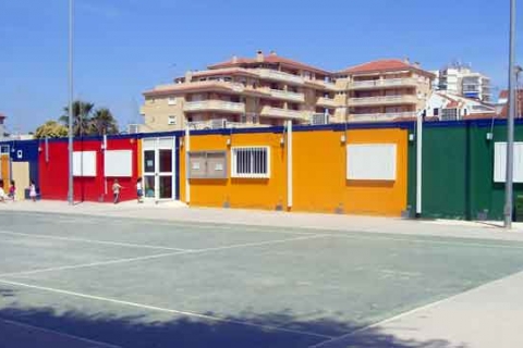 Vista del pati i els barracons del CP El Perelló.