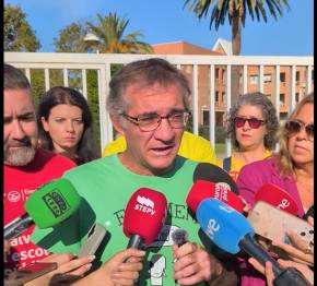 Un moment de la roda de premsa d'aquest matí a les portes de la Conselleria d'Educació