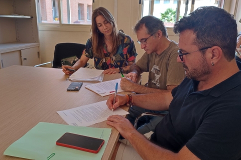 STEPV durant la signatura de l'acord que va permetre el cobrament íntegre de les retribucions dels tribunals