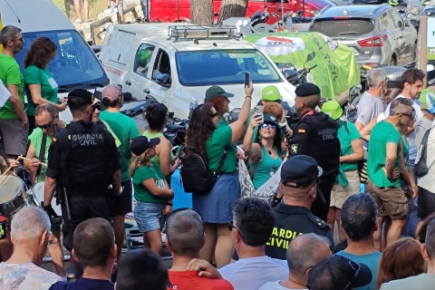 Esperant l'arribada dels ciclistes en el pas de la 