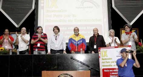 Mesa de la IX Trobada del Fòrum per l'Educació a Iberoamèrica, celebrada a Caracas.