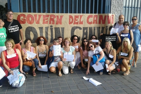 Piquets informatius a la porta de l'EOI de València