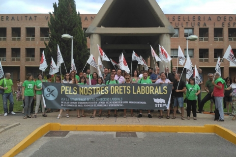 Concentració davant la Conselleria reclamant la negociació de les condicions laborals del professorat