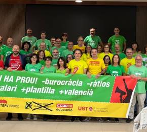 Delegats de STEPV, CCOO i UGT durant el tancament a Conselleria