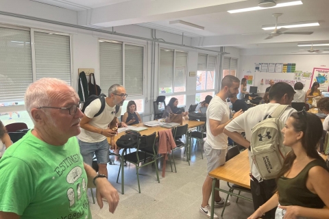 El responsable de Salut Laboral de l'STEPV en la visita d'un centre educatiu.