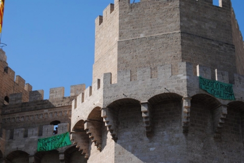 Pancartes reivindicatives en la façana de les Torres de Serrans