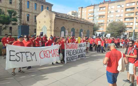 Els vigilants d’incendis aconsegueixen un compromís per a ampliar el servei, però sense signatura i sense millores salarials, el conflicte continua