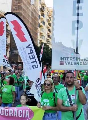 Tres manifestacions multitudinàries recorren Castelló, València i Alacant en defensa de l’escola pública