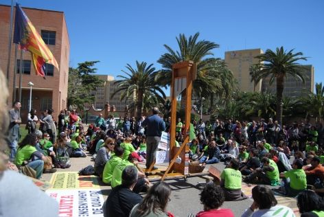 Concentració contra l'acord de 2013