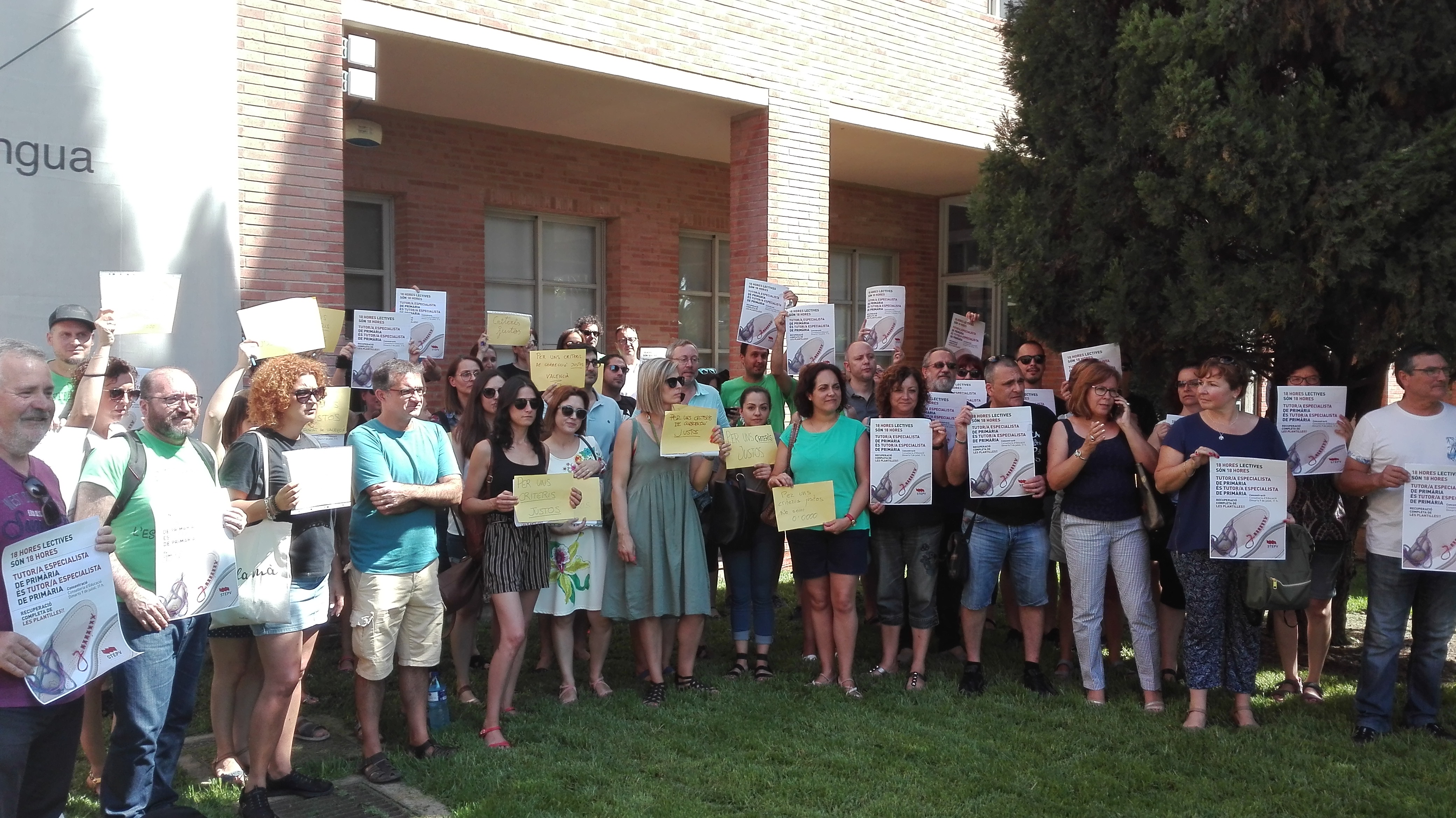 Un moment de la concentració d'aquest matí a la Conselleria d'Educació