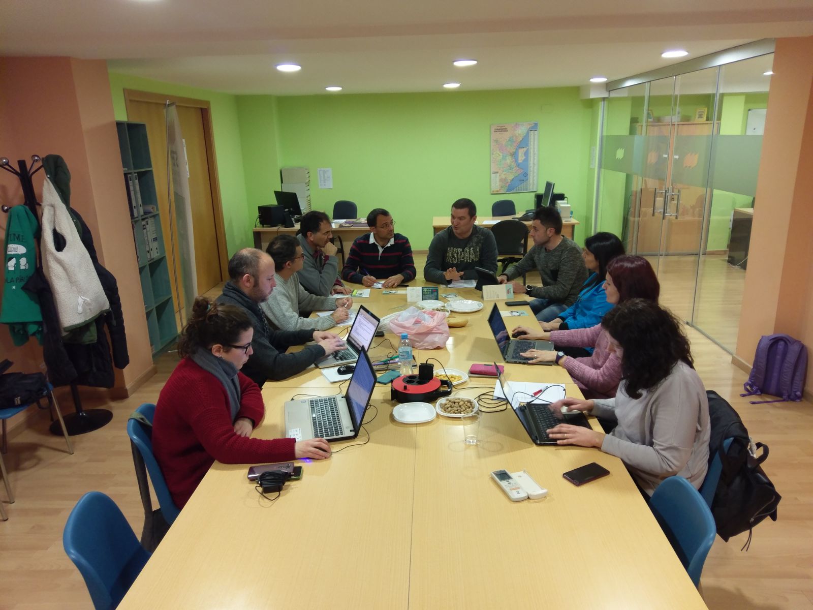 Un moment de la reunió amb ADIP en la seu de STEPV a Castelló