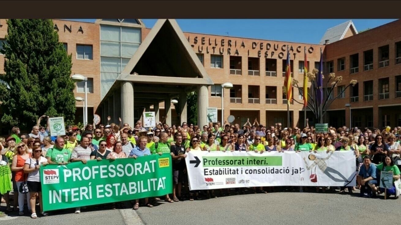 Concentració de professorat interí convocada per STEPV i CPI el passat mes de juliol