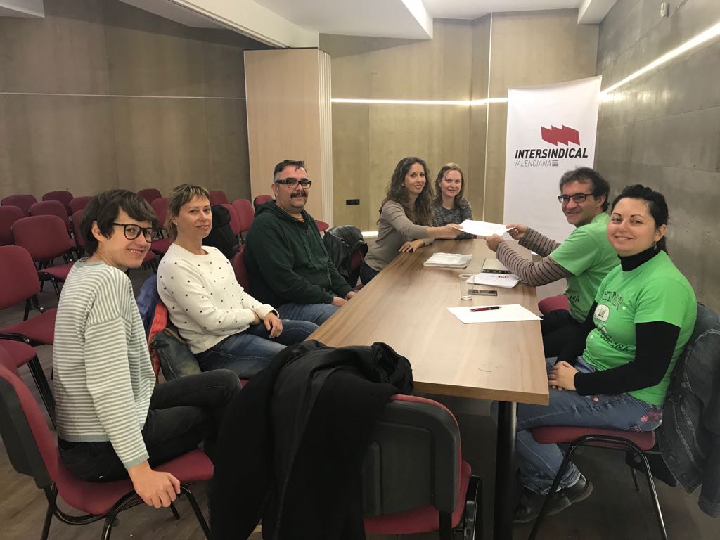 Moment de la reunió en què la Plataforma ha lliurat un document al Sindicat, amb les vacants que no s'han ofertat