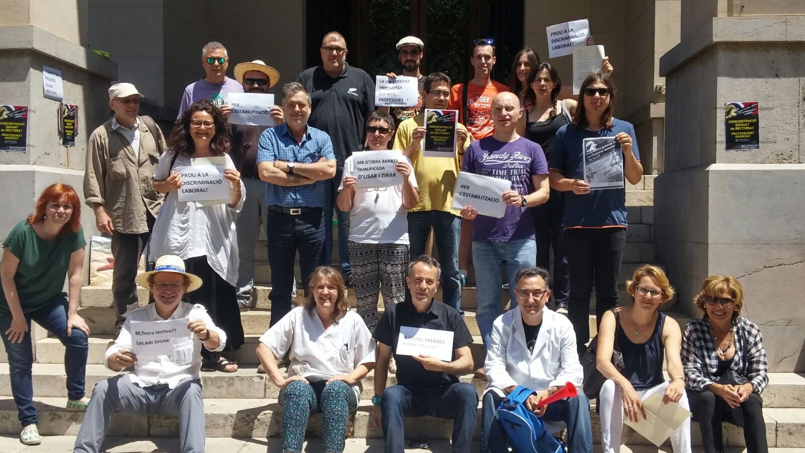 Concentració del professorat associat davant el rectorat de la UVEG en el mes de juny 