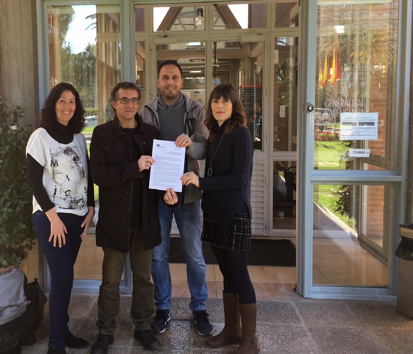 Representants de STEPV registren l'escrit en Conselleria aquest matí