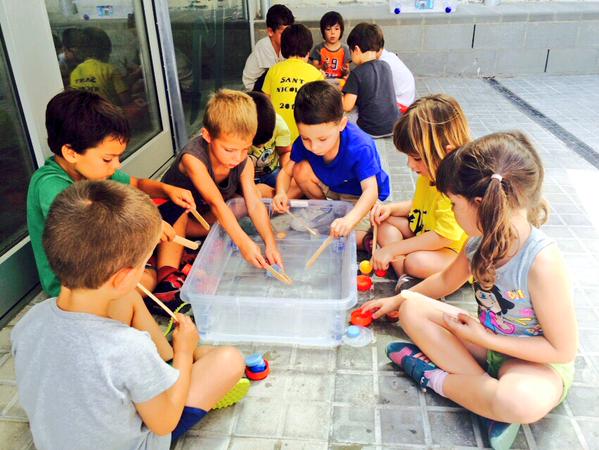 Alumnat d'una escola realitzant una activitat extraescolar