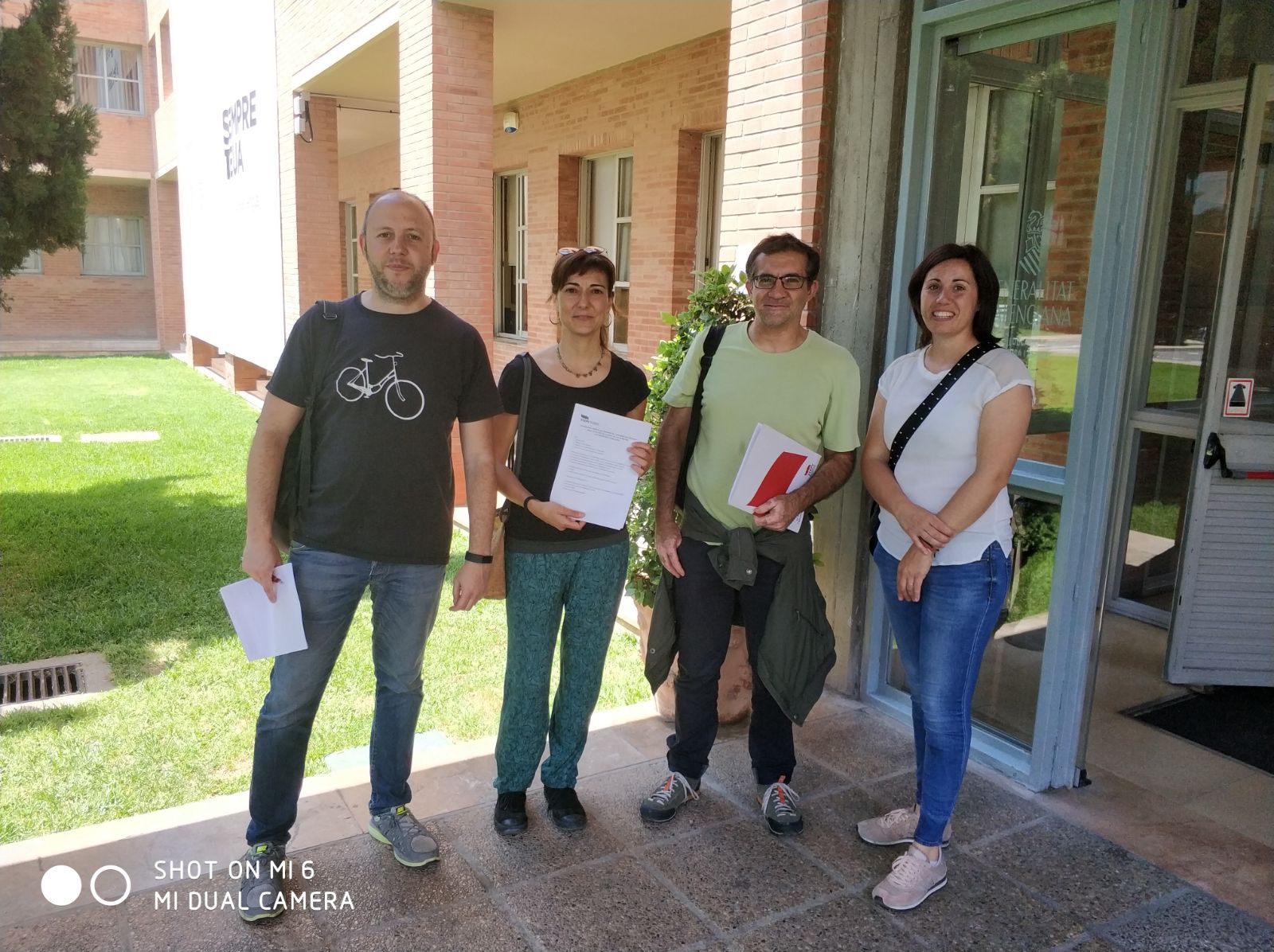 Representants de STEPV després de registrar en Conselleria la petició