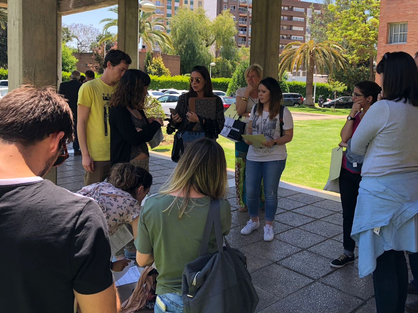 Afectades per la no inscripció en les oposicions aquest matí en la porta de Conselleria