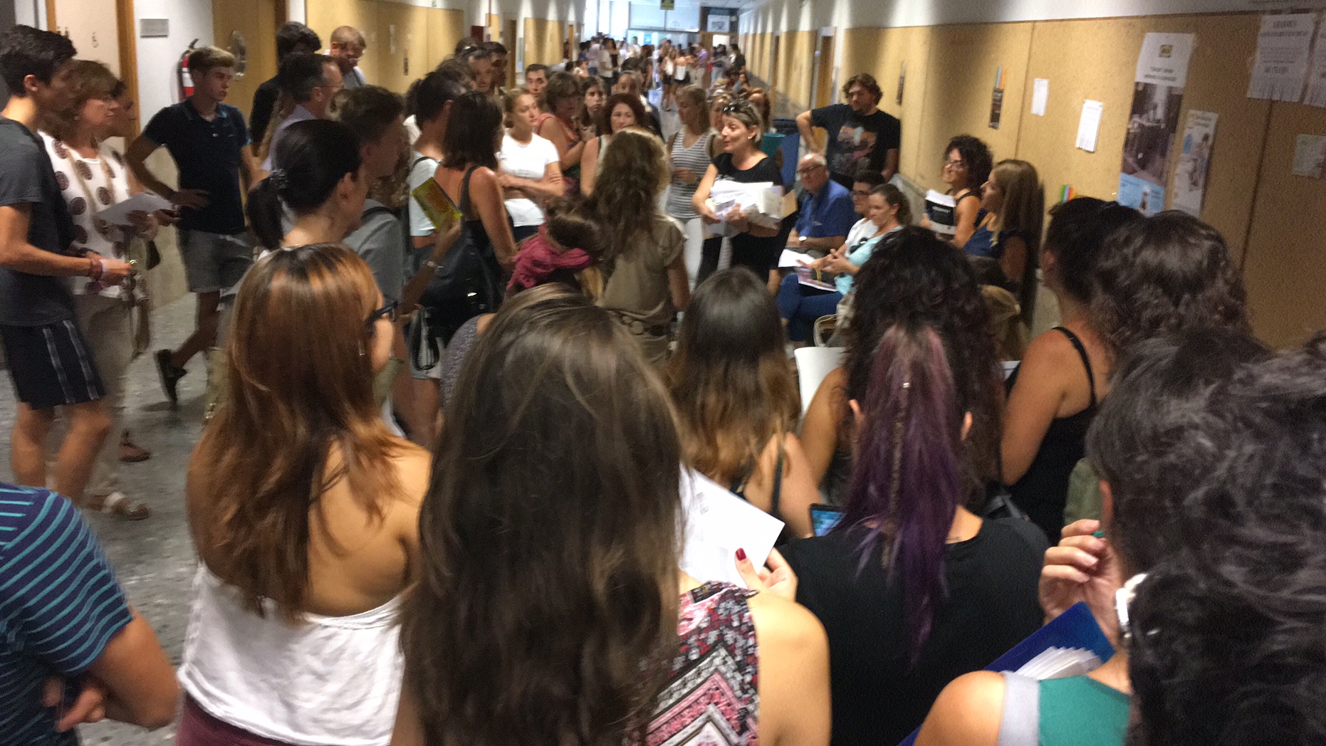 Una membre del comité de vaga informa a l'alumnat