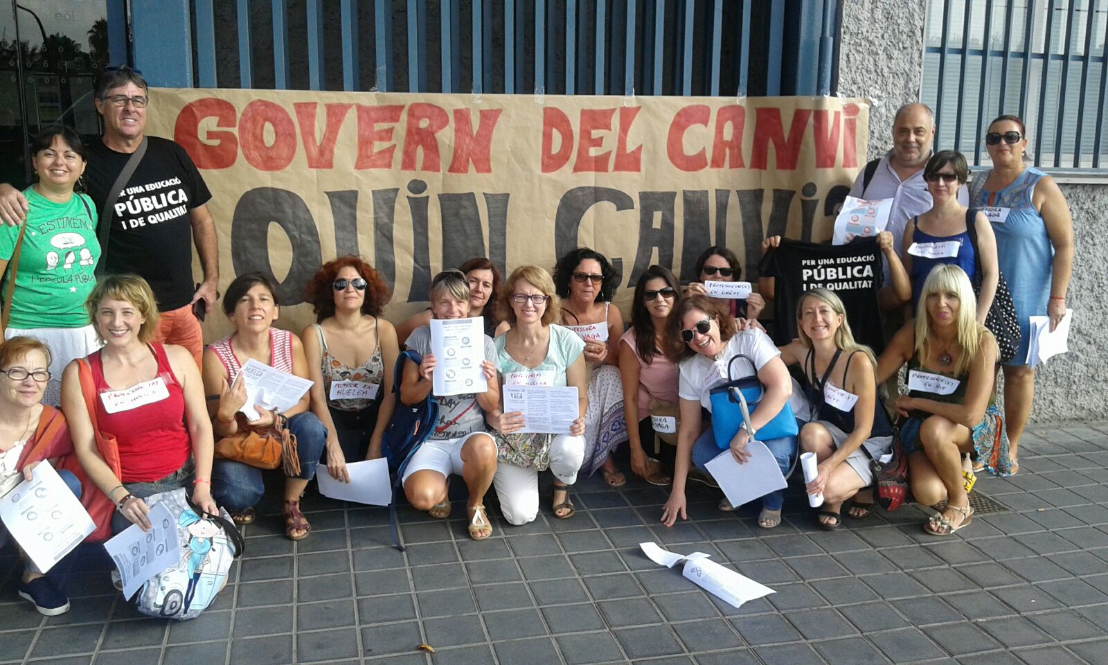 Piquets informatius a la porta de l'EOI de València