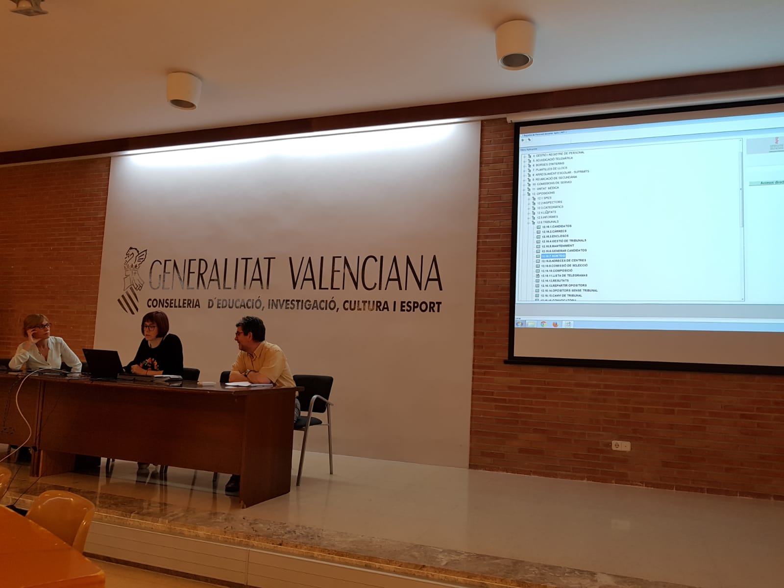 Un moment del sorteig aquest matí a la Conselleria d'Educació