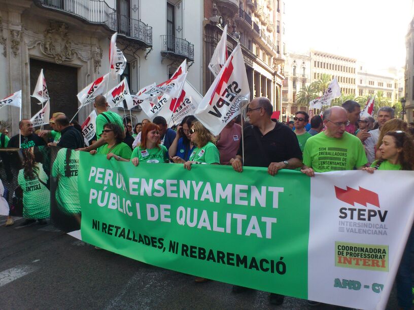 La pancarta de STEPV, AFID i CPI en la manifestació del 9 de maig