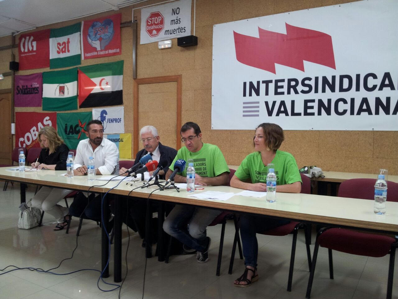 Roda de premsa amb Manuela Ferrer (AFID), Xavier Izquierdo (responsable dels serveis jurídics de STEPV), José Crespo (advocat de STEPV), Marc Candela (responsable d'acció sindical de STEPV) i Encarna Signes (CPI).