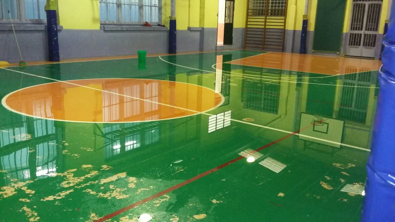 Gimnàs d'un centre educatiu inundat per les pluges